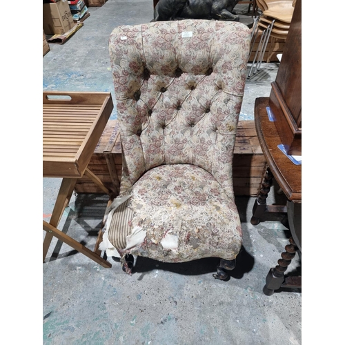 39 - 1X VICTORIAN BUTTON BACK UPHOLSTERY NURSING CHAIR