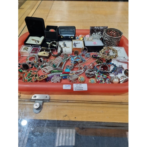 182 - 1 X TRAY CONTAINING COSTUME JEWELLERY WARE ITEMS