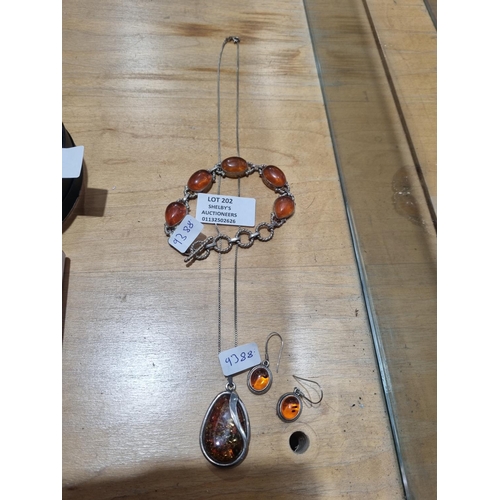 202 - 1 X SILVER AND AMBER BRACELET WITH SILVER AND AMBER NECKLACE AND PENDANT WITH AMBER EARRINGS