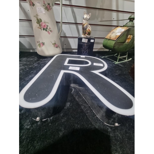 316 - 1 X LETTER R WALL PLAQUE HAS CRACKS IN IT