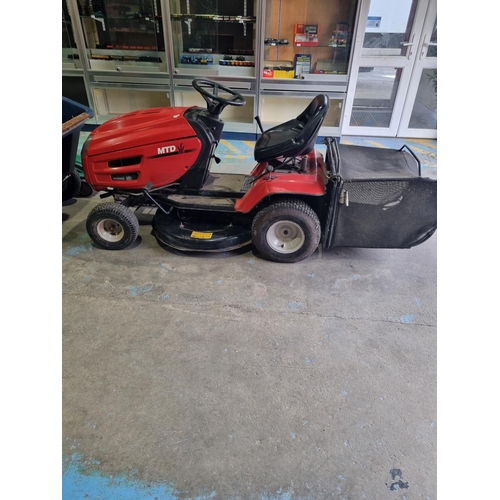 6 - 1 X MTD RH 115 RIDE ON LAWN MOWER WITH GRASS COLLECTOR