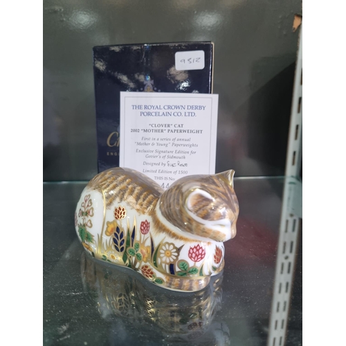 207 - 1X ROYAL CROWN DERBY CLOVER CAT 2002 MOTHER PAPER WEIGHT GOLD PIN WITH BOX AND CERT