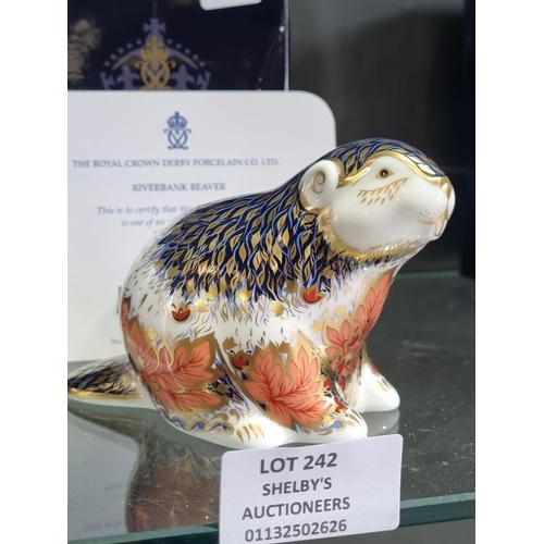 242 - 1X ROYAL CROWN DERBY RIVER BANK BEAVER GOLD PIN WITH BOX AND CERT 2001