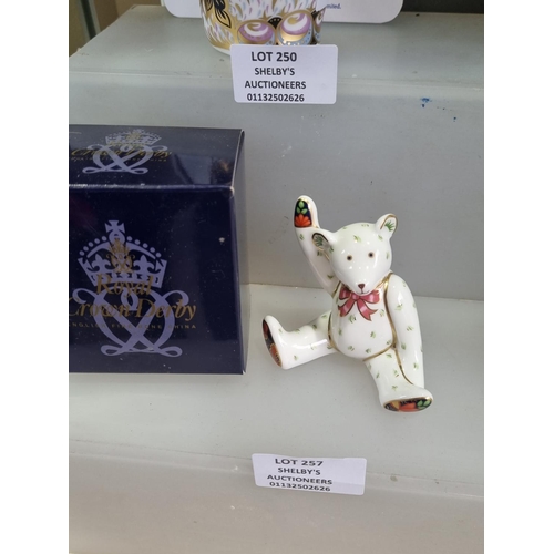 257 - 1X ROYAL CROWN DERBY MINITURE BEAR VICTORIA WITH BOX 1997