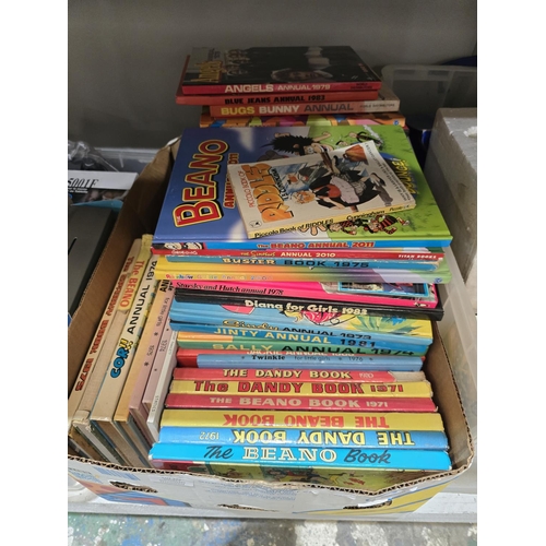 352 - 62 VARIOUS VINTAGE CHILDRENS BOOKS BEANO JAKIE ETC