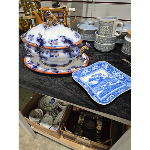 367 - 1 X VERY LARGE POTTERY TUREEN ANDTRAY WITH WEDGEWOOD PLATE