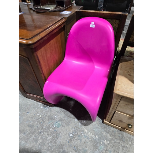 60 - 1 X VITARA GEPRUTE SICHERHEIT PINK MOULDED CHAIR