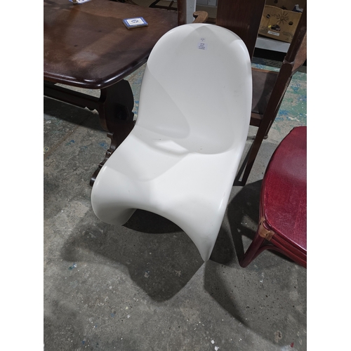 84 - 1 X VITARA GEPRUTE SICHERHEIT WHITE MOULDED CHAIR