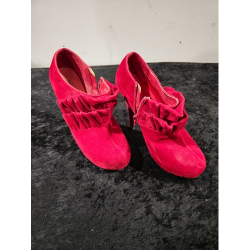 85 - pair of deep 7 red platform front high heels size 6