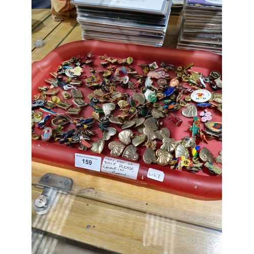 159 - 1 x tray containing various brooches and pin badges