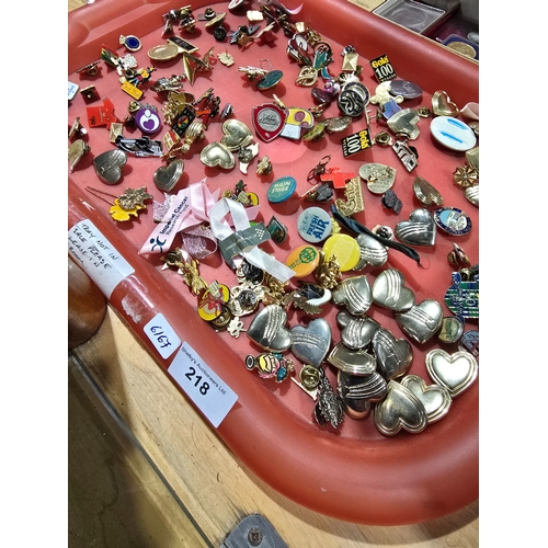 218 - 1 x tray containing various brooches and pin badges