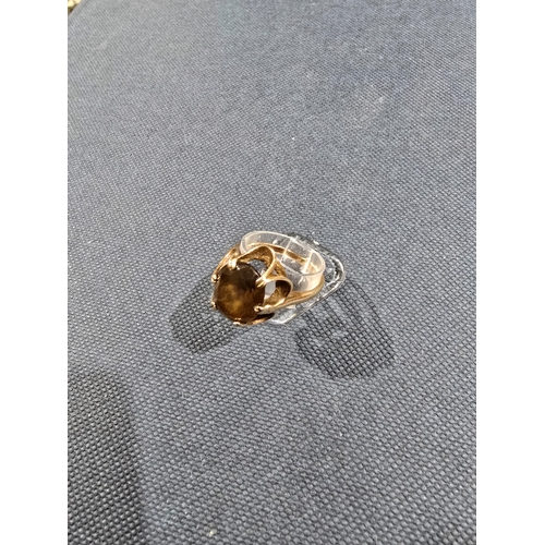 270 - 9ct gold quartz inset ring 3.10 grams