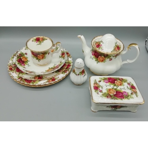 613 - Collection of Royal Albert Items in the 'Old Country Roses' Pattern (8).   3 Items are A/F