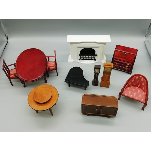 45 - Box of Dolls House Furniture - Front Room