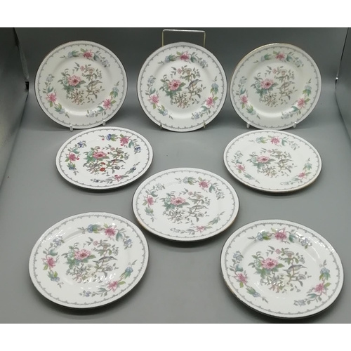 142 - Aynsley China 18 cm Plates in the 'Pembroke' Pattern (8)