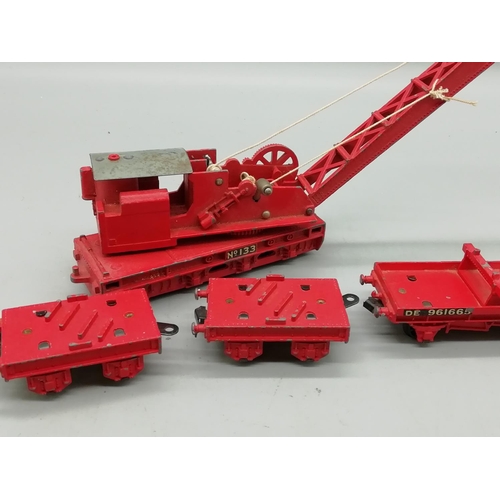 200 - Hornby Railways No 133 Red Repair Crane plus Carts