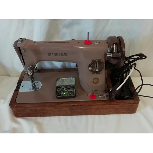 608 - Vintage Singer Sewing Machine W/O. (Attention to Base)