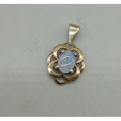 655 - 9ct Gold Pendant set with a Black Opal. 0.9 Grams