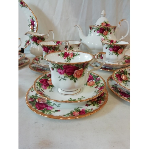 422 - Royal Albert 22 Piece Tea Set in the 'Old Country Roses' Pattern. Best Quality.