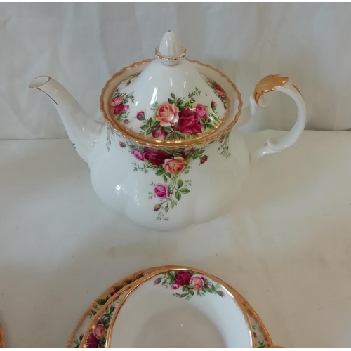 422 - Royal Albert 22 Piece Tea Set in the 'Old Country Roses' Pattern. Best Quality.