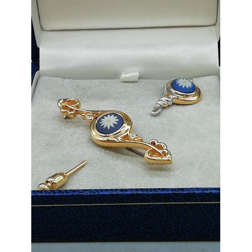 599 - Wedgwood Tri Coloured Jasper Daisy Brooch & Pin Set - Boxed.