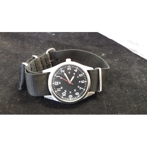 25A - Gents Army Style Watch. W/O.