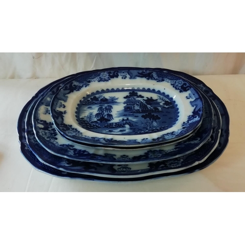 543 - Mason's Blue & White 'Old Willow Pattern' Set of 4 Graduated Meat Plates plus 1 Other. Largest being... 