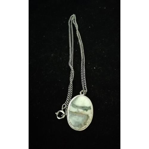 652 - 925 Silver and Agate Oval Necklace.