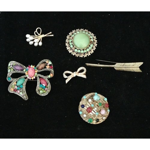 659 - Collection of Vintage Yellow Metal Brooches (6).