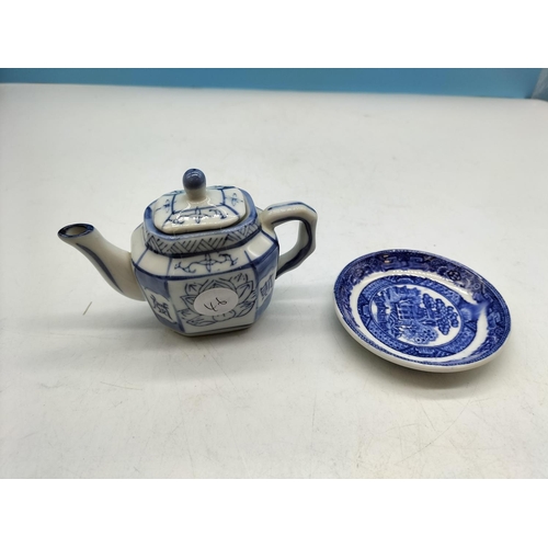49 - 4 x Small 8cm Diameter Staffordshire Blue and White Dishes plus Miniature Teapot, 8cm High.