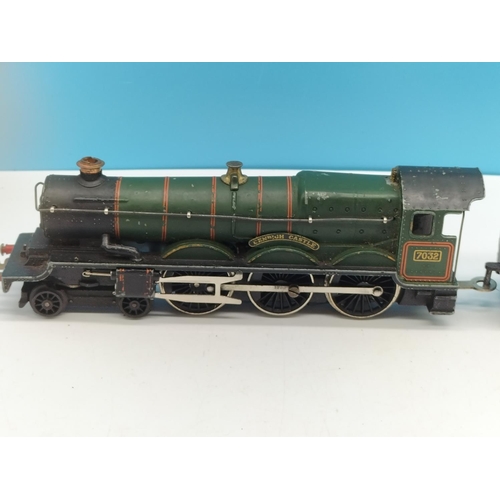 32 - Hornby Dublo 20735 'Denbigh Castle' 00 Gauge Locomotive and Coal Cart.