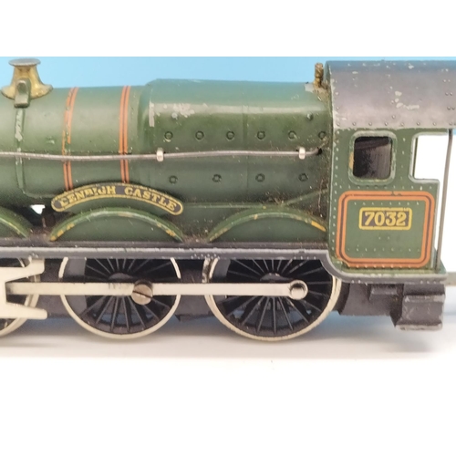 32 - Hornby Dublo 20735 'Denbigh Castle' 00 Gauge Locomotive and Coal Cart.