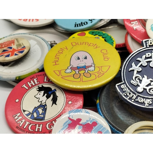 732 - Bag of Vintage Badges including Muppets, Jurassic Park and Many More.