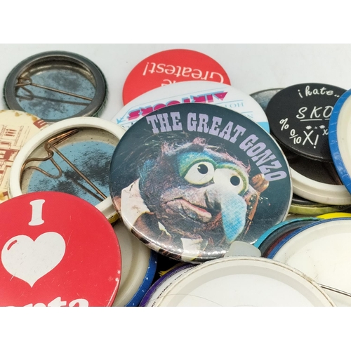 732 - Bag of Vintage Badges including Muppets, Jurassic Park and Many More.