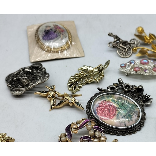 132 - Collection of Vintage Brooches (18).