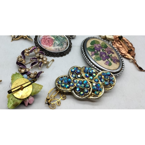 132 - Collection of Vintage Brooches (18).