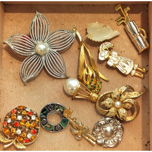 160A - Cigar Box containing 11 Brooches.