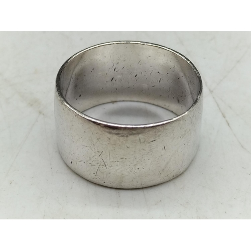 260 - 925 Silver Band Ring.