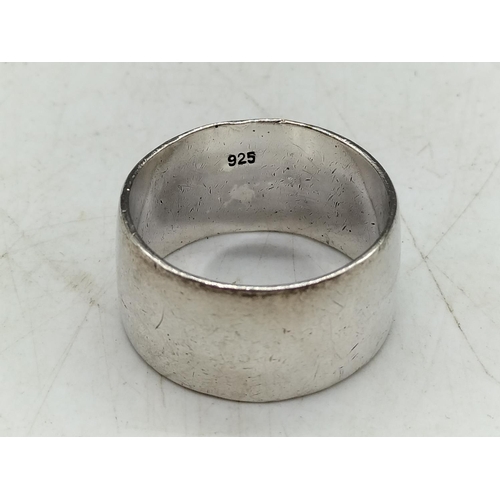 260 - 925 Silver Band Ring.