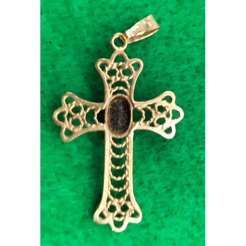 50A - 9ct Gold Garnet set Cross Pendant. 1.5 Grams.