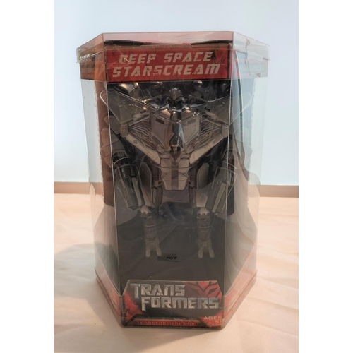 150A - New in Box Hasbro Transformer 2007 Figure. 26cm High.