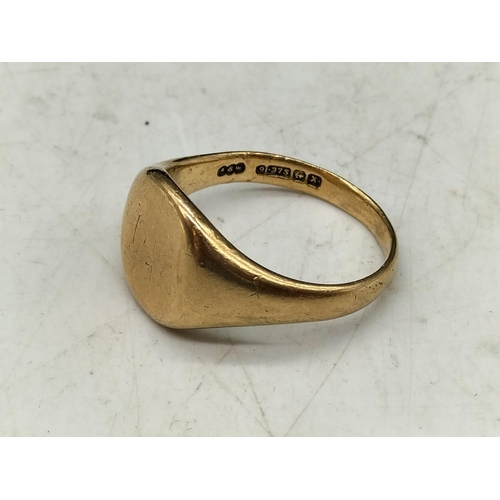 572 - 9ct Gold Gent Signet Ring. 8 Gram.