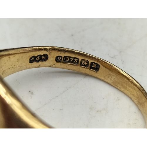 572 - 9ct Gold Gent Signet Ring. 8 Gram.