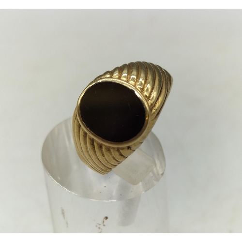 247 - 9ct Gold Hallmarked Signet Ring. 4 Grams. Size T.