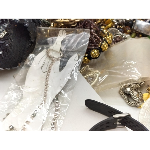 742 - Large Quantity 1.5kg of Costume Jewellery.