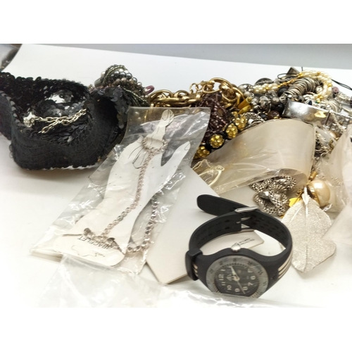 742 - Large Quantity 1.5kg of Costume Jewellery.