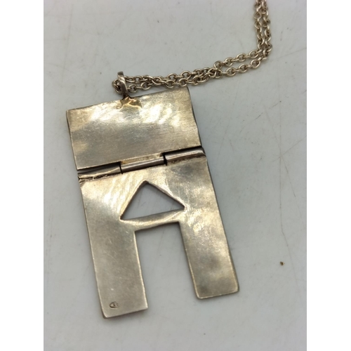 124 - 925 Silver Designer Pendant and Chain.