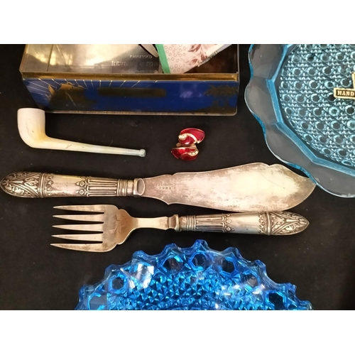 35A - Coloured Glass Plates by Fenton and Davidson (3) plus Huntley and Palmer Biscuit Tin with Vintage Si... 