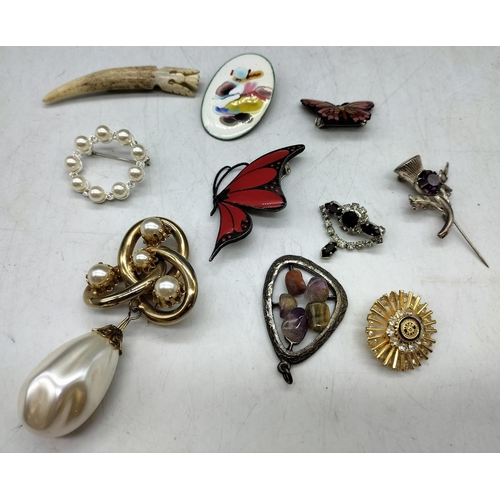 71 - Collection of Brooches (10).