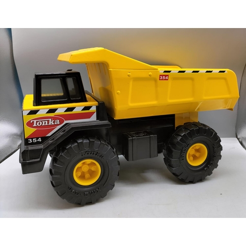 133 - Tonka 1999 Dumper Tipper Truck 354. 42cm High, 26cm High.